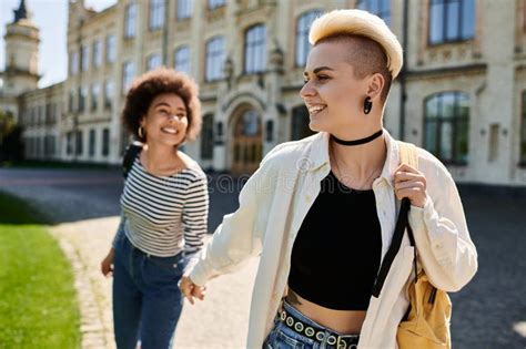 Una Pareja Lesbiana Multicultural Con Estilo Imagen De Archivo Imagen