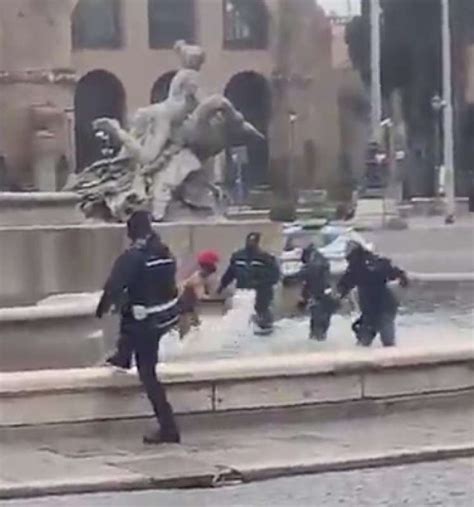 Extracomunitario Fa Il Bagno Nudo Nella Fontana Di Piazza Della