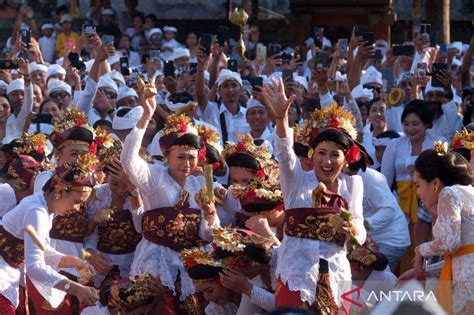 Warga Syukuri Hasil Pertanian Dengan Tradisi Perang Ketupat ANTARA News