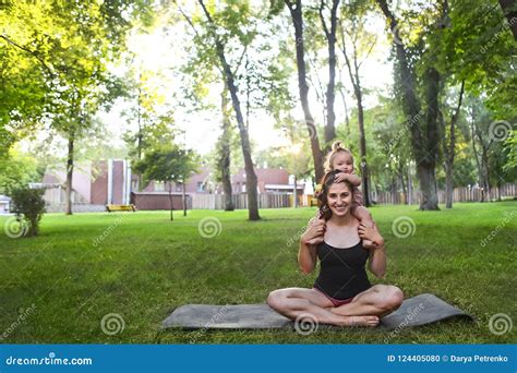 行使与她的女婴的妇女在公园 库存照片 图片 包括有 户外 藏品 有吸引力的 女演员 公园 白种人 124405080