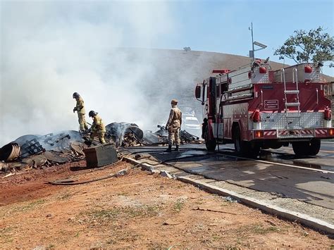 Carreta tomba pega fogo e interdita trecho da Lúcio Meira em Três