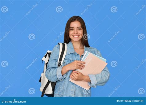Feliz Gen Z Estudiante Latina Con Mochila Aislada En Fondo Azul Foto De Archivo Imagen De