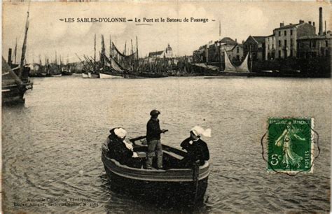 Les Sables D Olonne Le Port Et Le Bateau De Passage Aux Sables D