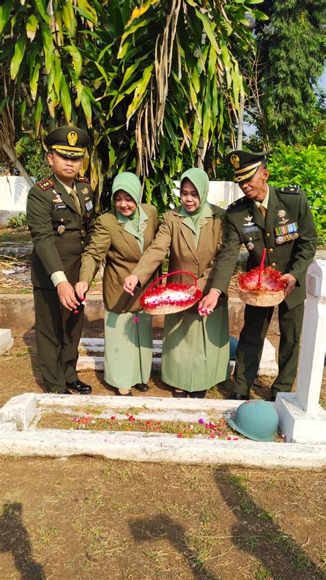 Di Taman Makam Cihaseum Dandim Letkol Inf Suryanto Pimpin Ziarah