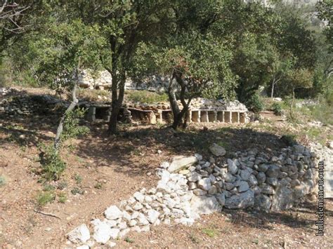 Le mur à abeilles d Eyguières Balade dans les Bouches du Rhône Dans