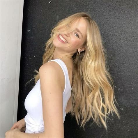 Pin By Jade On Winx Club Honey Blonde Hair Blonde Hair Inspiration Golden Blonde Hair