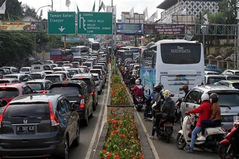 Jalur Puncak Macet Polisi Berlakukan One Way Arah Jakarta