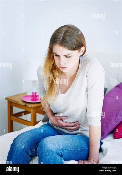 Dolor Abdominal Mujer Fotos E Imágenes De Stock Alamy