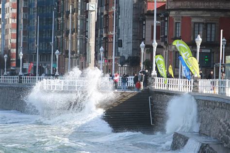 Oleaje y nieve las imágenes del temporal en Asturias este domingo El