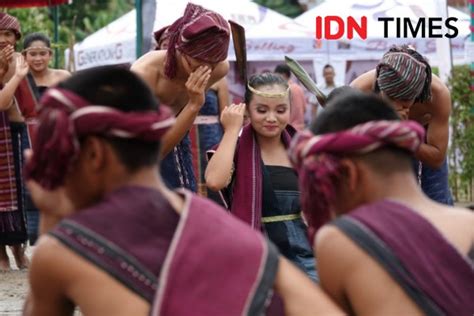 Ratusan Pelajar Ikut Lomba Menulis Aksara Batak Di Samosir