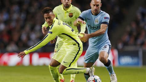 Foto Beban Berat Manchester City Lewati Hadangan Barcelona