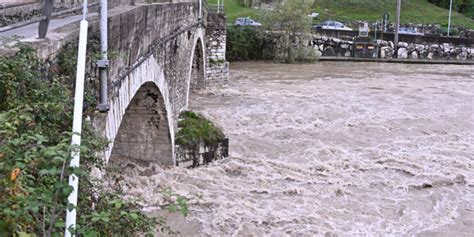 Maltempo In Liguria Fiumi Esondati E Strade Allagate Sospesa La