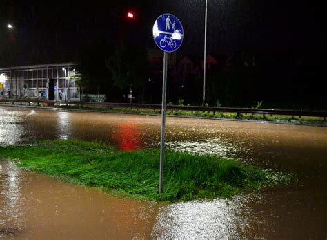 Ulewy w Małopolsce Kraków zalany Woda przerwała wał przeciwpowodziowy