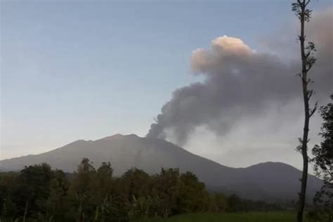 Gunung Raung Meletus Bandara Banyuwangi Ditutup Dan 3 Penerbangan