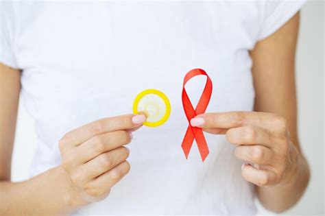 빨간 리본 Hiv 세계 에이즈의 날 인식 리본을 들고 여자 손 프리미엄 사진