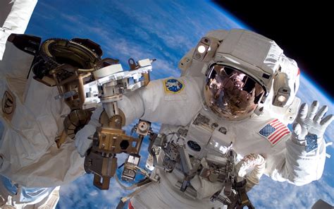 15 Space Travel Tips From An Astronaut 2 Traveling