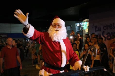 Chegada do Papai Noel radical marca início do Weihnachtsmarkt Mercado