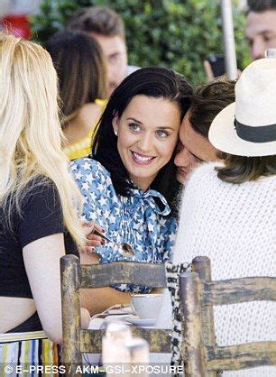 Katy perry can t hide her delight as orlando bloom kisses her – Artofit