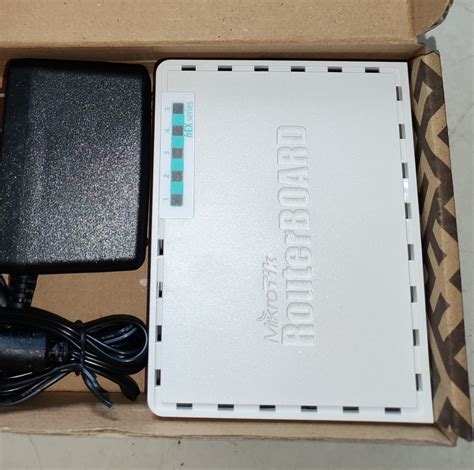 Mikrotik RB750Gr3 Second Hand đầy đủ phụ kiện Network