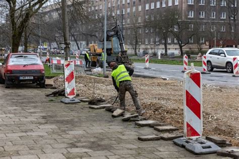 Krak W Znalaz Pieni Dze Na Remont Kolejnego Odcinka Alei Solidarno Ci