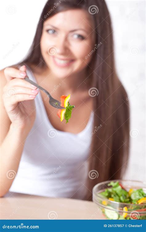 Mulher Triguenha Bonita Que Come A Salada Imagem De Stock Imagem De