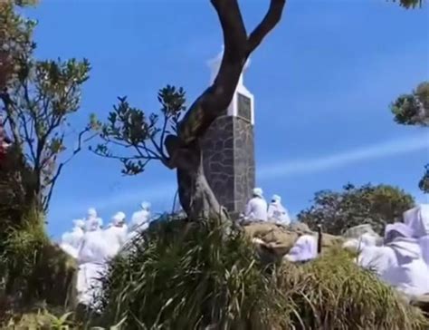 viral puluhan  berjubah putih ritual  puncak gunung lawu