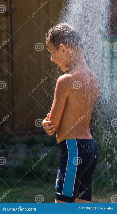 Garçon Sous Une Douche Photo Stock Image Du Enfant Cours 71189052