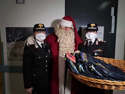 Babbo Natale In Pediatria Consegna Doni Speciale Insieme Ai Carabinieri