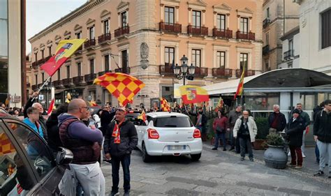 E grande festa a Catanzaro tra bandiere e caroselli è un tripudio