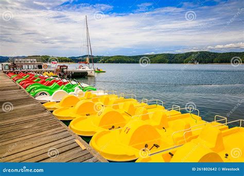 Hermosa Toma De Una Fila De Botes En El Lago Solina En Polonia Foto De