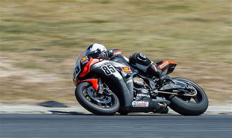 Motor cycle racing at Killarney Raceway