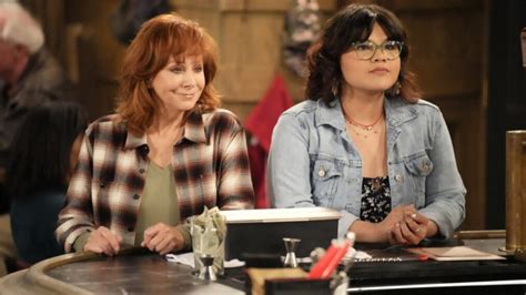 Reba Mcentires New Sitcom Happys Place — Get Your First Look Photos