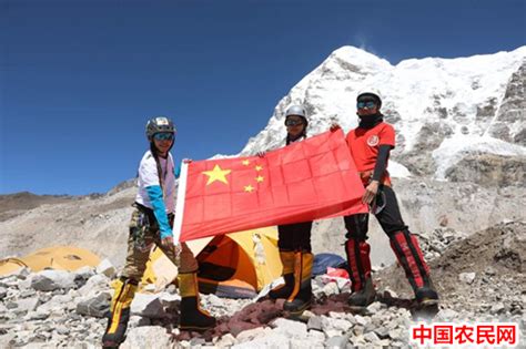 新疆登山家率中国民间女子登山队首次登顶珠峰 新疆频道 中国农民网