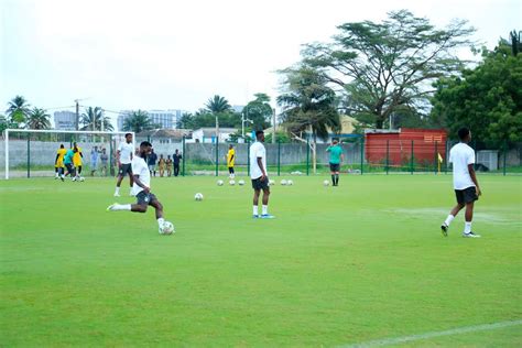 Football S Ance D Entra Nement Des El Phants Au Lyc E Classique D