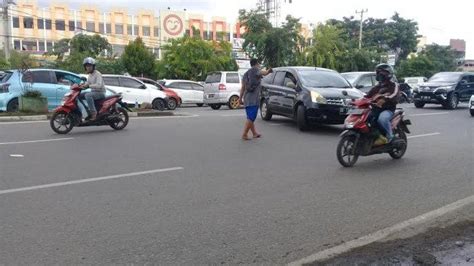 Tak Ada Polisi Pak Ogah Kembali Kuasai Bukaan Jl Perintis Kemerdekaan