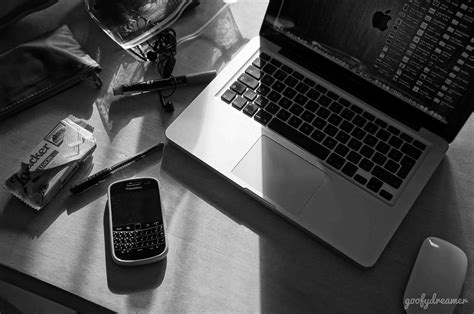 Wallpaper Laptop Hitam