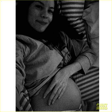 Liv Tyler Shows Off Bare Baby Bump See The Pic Photo 3246359 Liv