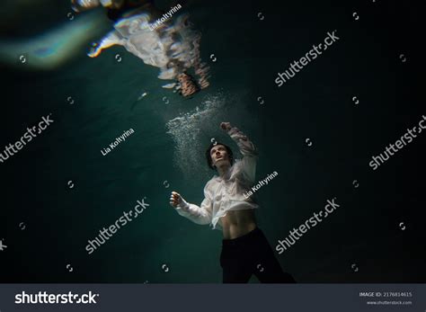 605 Screaming Underwater Images Stock Photos And Vectors Shutterstock