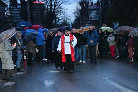 Droga Krzyżowa na Karczówkę w Kielcach Poprzedziła ją msza święta pod