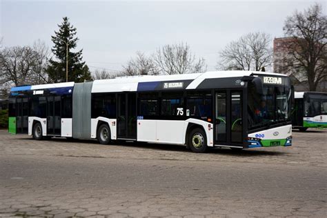 Pierwszy przegubowy hybrydowy autobus dotarł do Szczecina