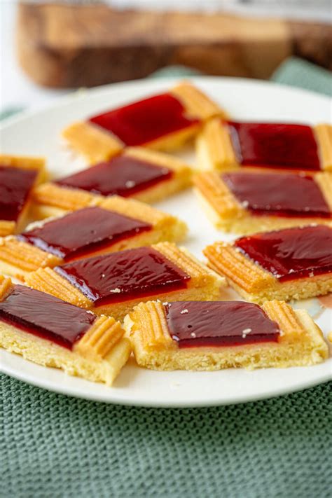 Eisenbahner Weihnachtsplätzchen mit Marzipan und Marmelade