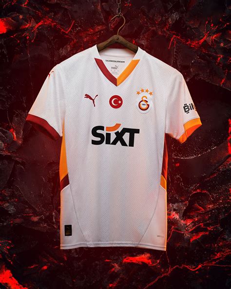 Galatasaray yeni sezon formalarını tanıttı Fiyatları belli oldu