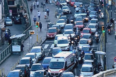 Napoli piano anti smog stop alle auto euro 3 da lunedì a venerdì da