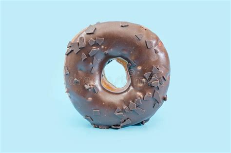 Donut Con Hielo De Chocolate Negro Aislado En Fondo Azul Imagen De