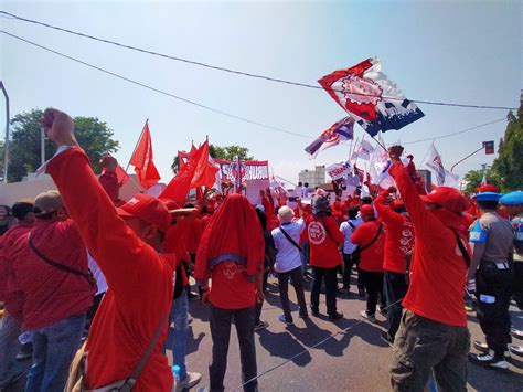 Ratusan Buruh Geruduk Pabrik Nestle Kejayan Protes Phk Sepihak