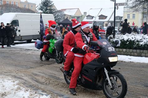 MotoMikołaje na pniewskim Rynku Wirtualne Pniewy