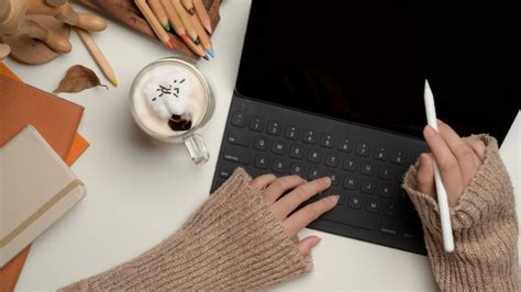 Manos Femeninas Escribiendo En El Teclado De La Tableta Digital Foto