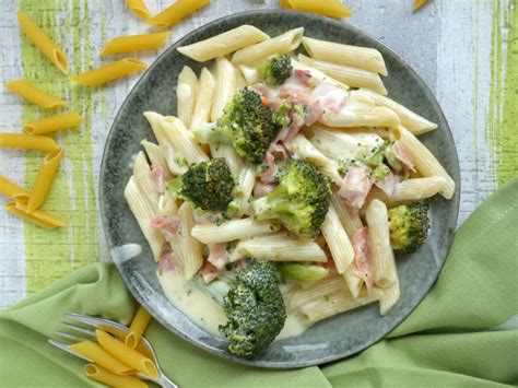 Nudeln in Käse Sahne Sauce mit Brokkoli und Schinken Meinestube