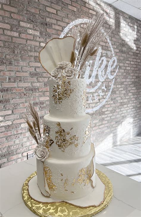 Vintage Design Fondant Iced Wedding Cake