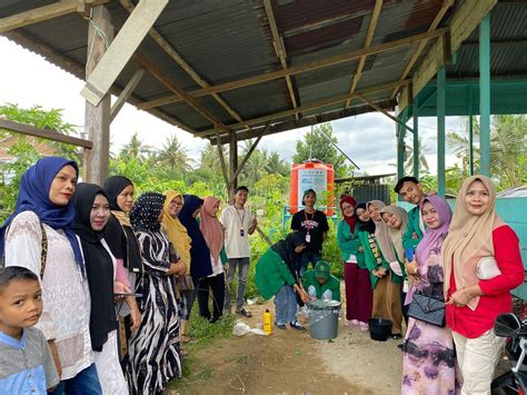 UnimalNews Mahasiswa KKN K25 Olah Limbah Sayur Jadi Pupuk Cair Ini